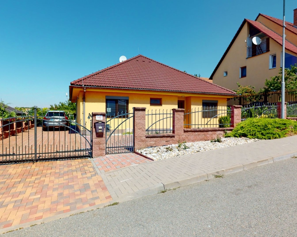 Prodej rodinného domu 4+kk,s bazénem a zahradou 847 m² - Kozlany u Vyškova